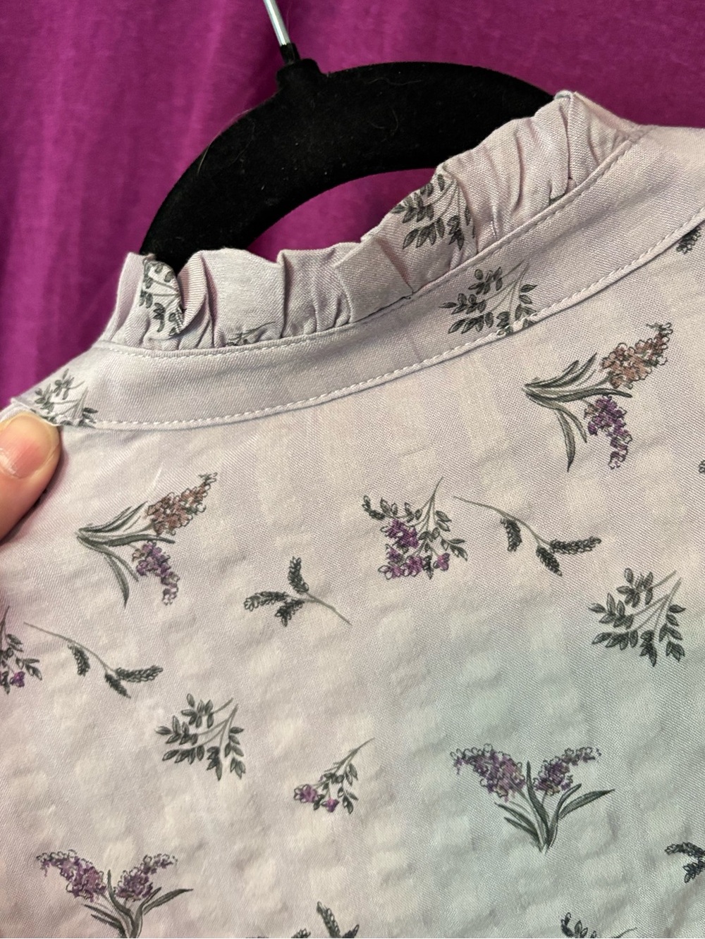 🚨$10🚨* 2/$30 Ruffle Collar Sleeveless Floral Top, blouse purple floral - Picture 7 of 10